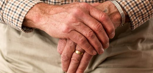 Łóżko rehabilitacyjne dla seniora – kupić czy wypożyczyć?